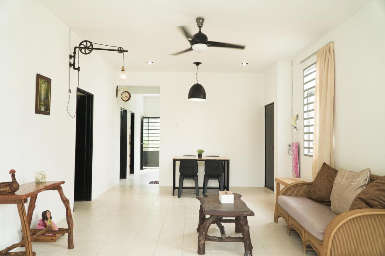 Cozy Spacious Air Cond UMP Gambang Homestay The Pigeon Guest House — 4-Star Luxury Hotel in Kuantan, Malaysia
