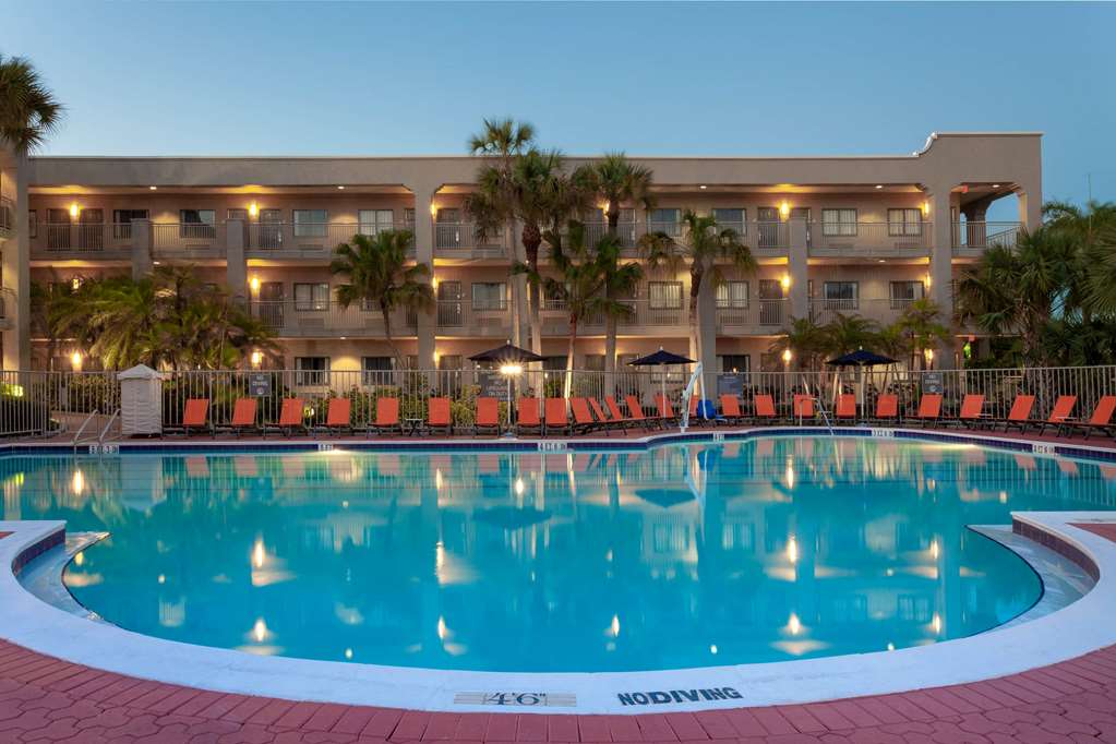 La Quinta Inn & Suites by Wyndham Ft. Myers Sanibel Gateway - photo 8