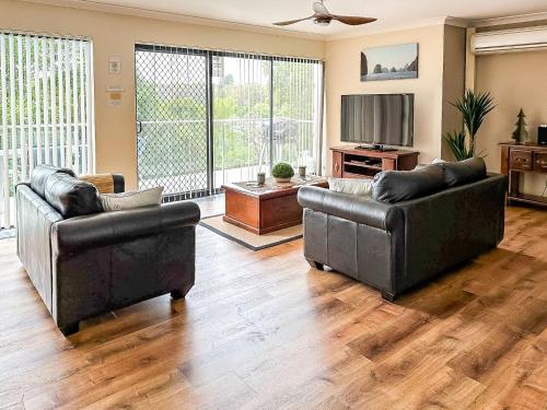 Paradiso 34 Laman Street Comfortable unit with water views aircon solar heated pool and in the heart of town — 4-Star Luxury Hotel in Tea Gardens, Australia