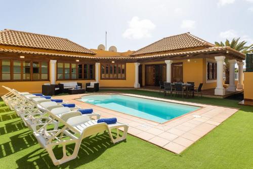 Villa Helen Heated Pool Wifi SmartTV Barbecue — 4-Star Luxury Hotel in Corralejo, Spain