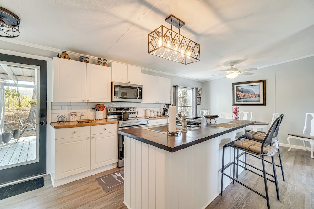 Relax Fireside Retreat Near Chickamauga Lake in Decatur, United States