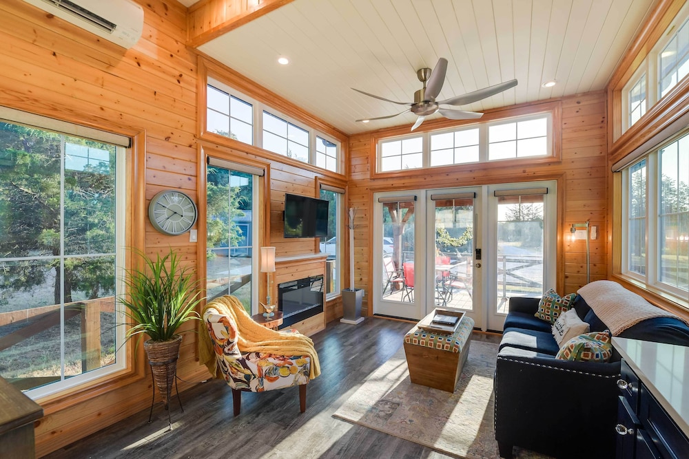Shared Outdoor Pool & Patio: Whitney Retreat — hotel in Whitney