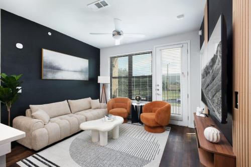 Cozy 2BR w Parking Near Rvrwalk Dome & Conv Ctr — 4-Star Luxury Hotel in San Antonio, United States