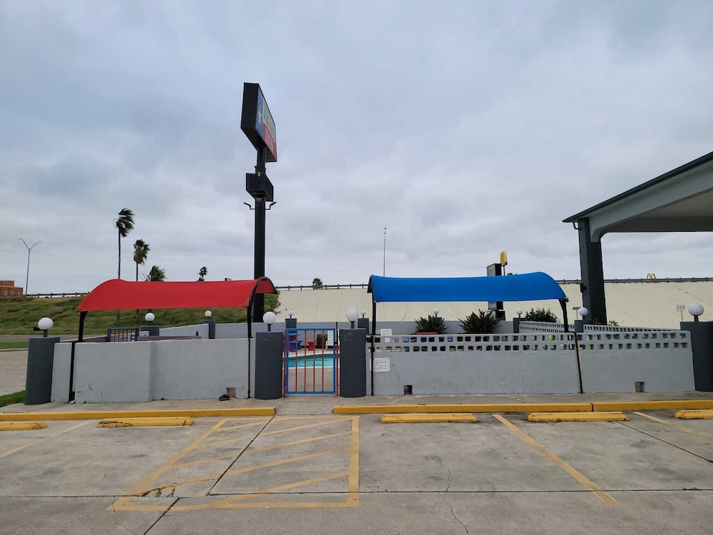Texas Inn & Suites Raymondville - photo 60