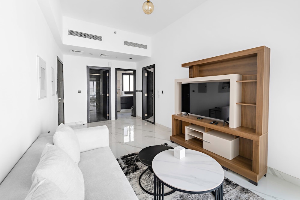 Modern 1 bedroom Apart With Pool gym and Hammam — 4-Star Luxury Hotel in Dubai, United Arab Emirates