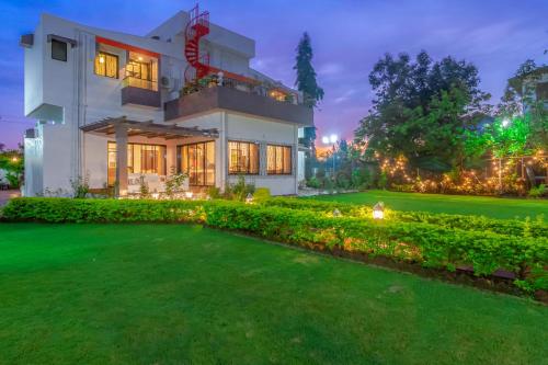 StayVista's Fairfield Villa A green lawn and charming orchard await your retreat — 5-Star Luxury Hotel in Lonavla, India