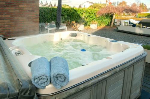 Vakantiehuis aan het water — 4-Star Luxury Hotel in Vinkeveen, Netherlands