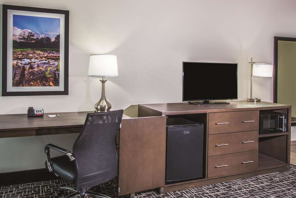 La Quinta Inn & Suites by Wyndham Enid - photo 14