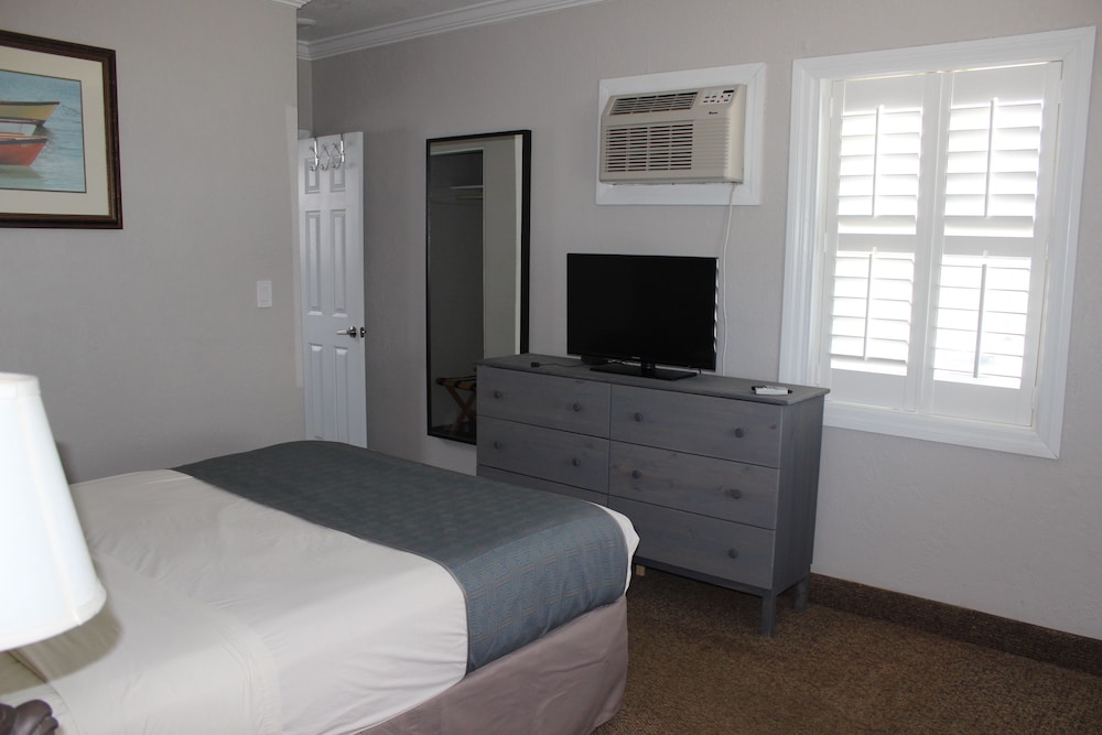 Shoreline Suites & Cabana Cottages - photo 5