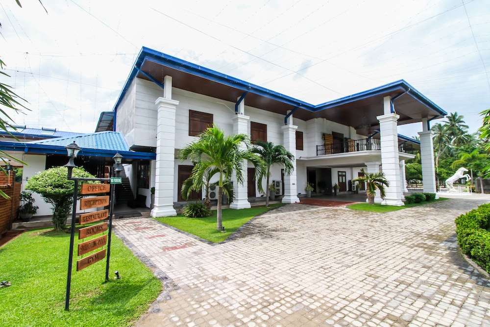 Dhanamuthu Hotel in Negombo, Sri Lanka
