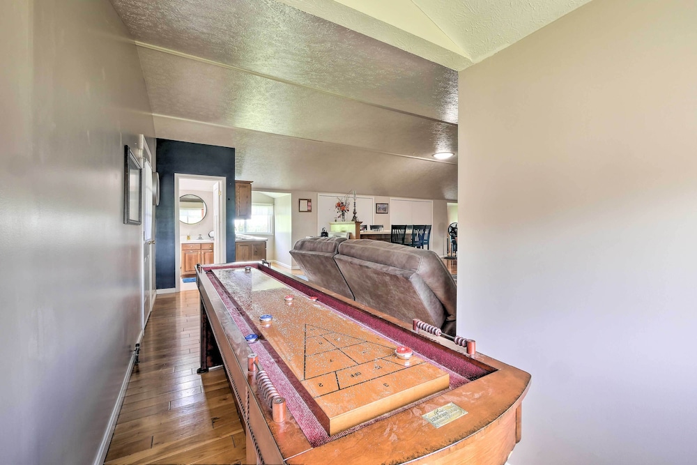 Loft Unplugged with Outdoor Space in Amish Country — hotel in Burton