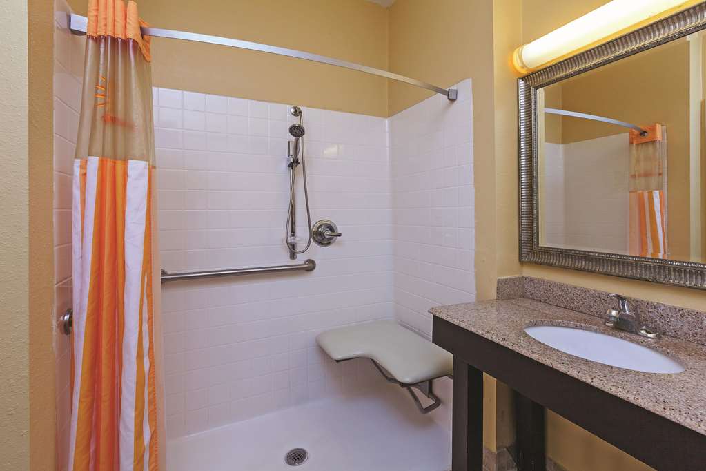 La Quinta Inn & Suites by Wyndham Angleton - photo 20