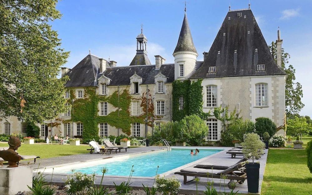 Chateau le Mas de Montet — 4-Star Luxury Hotel in Riberac, France