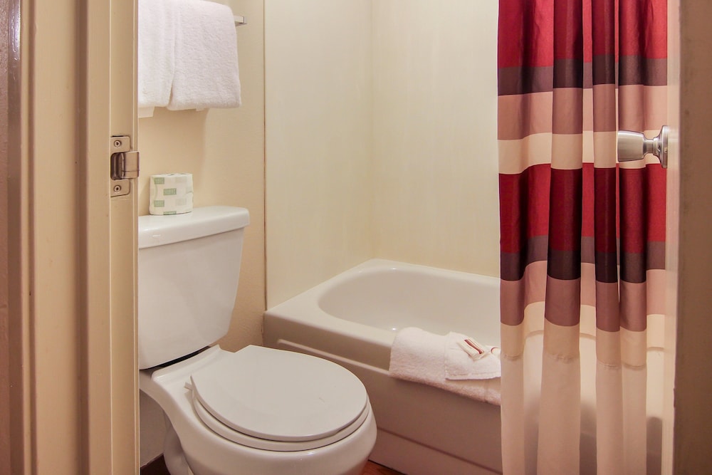 Red Roof Inn Detroit Troy - photo 24