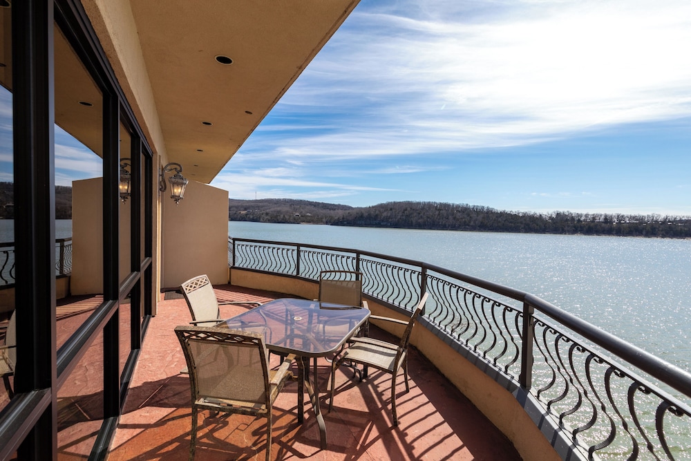 D'Monaco Luxury Resort - photo 30