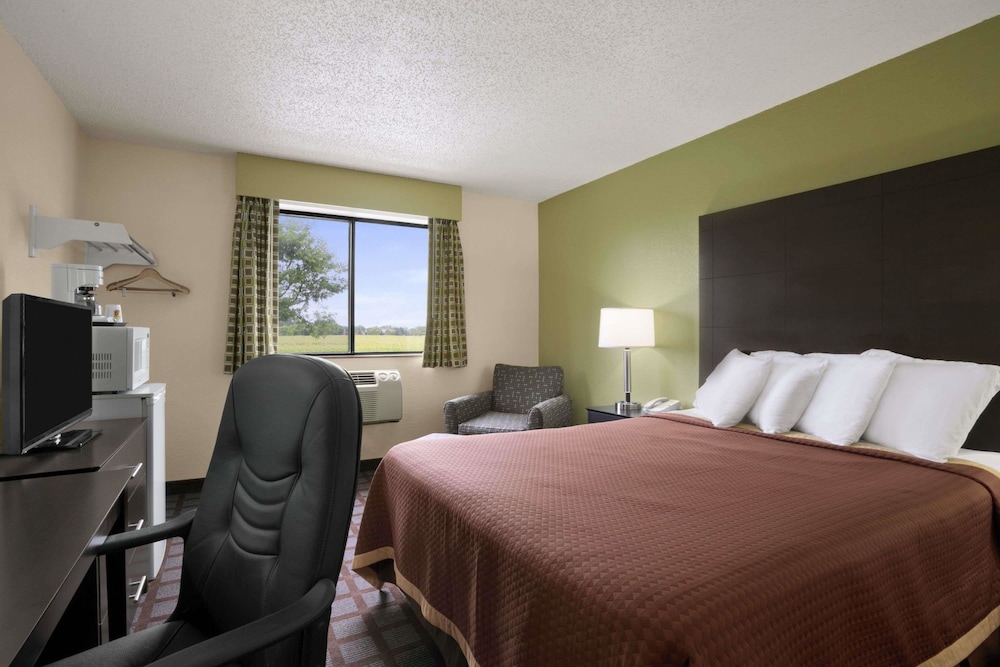 Super 8 by Wyndham Saginaw - photo 22