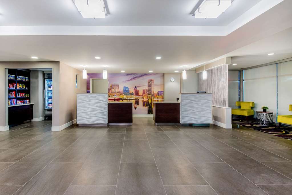 La Quinta Inn & Suites by Wyndham Baltimore BWI Airport - photo 13