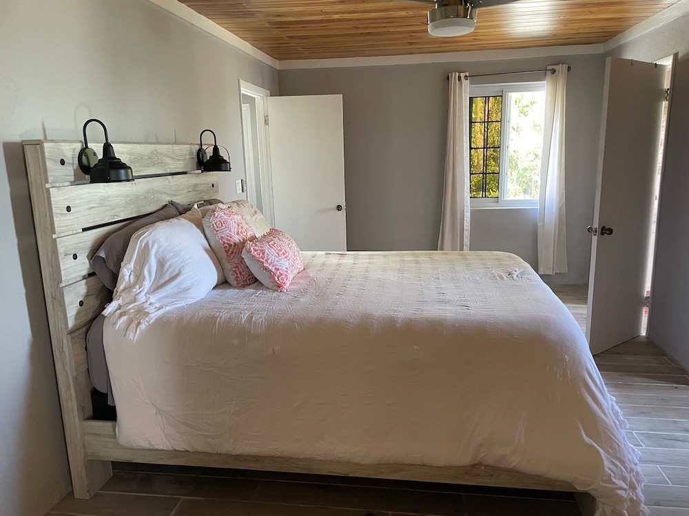Caribbean Retreat: Newly Remodeled Beach House With Pool — 4-Star Luxury Hotel in Governor's Harbour, Bahamas