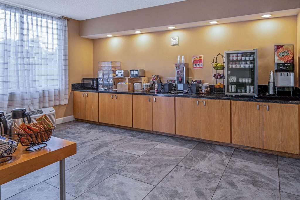 La Quinta Inn & Suites by Wyndham Naples Downtown - photo 27
