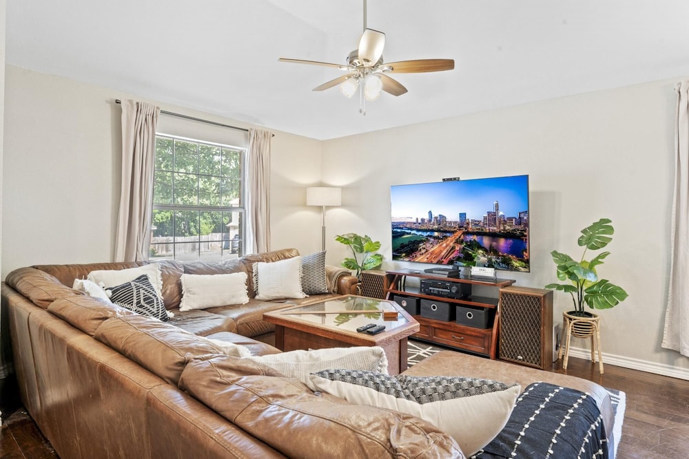 Close to Kalahari King Beds Fast Wifi 3BR in Round Rock, United States