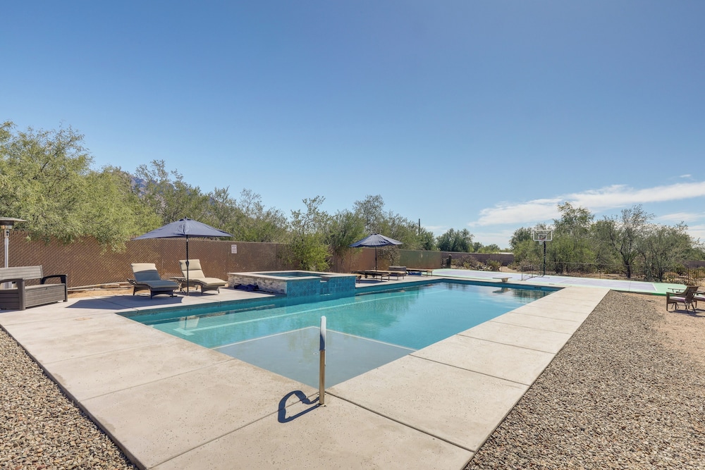Oro Valley Retreat w Pool Spa & Rooftop Views - photo 23