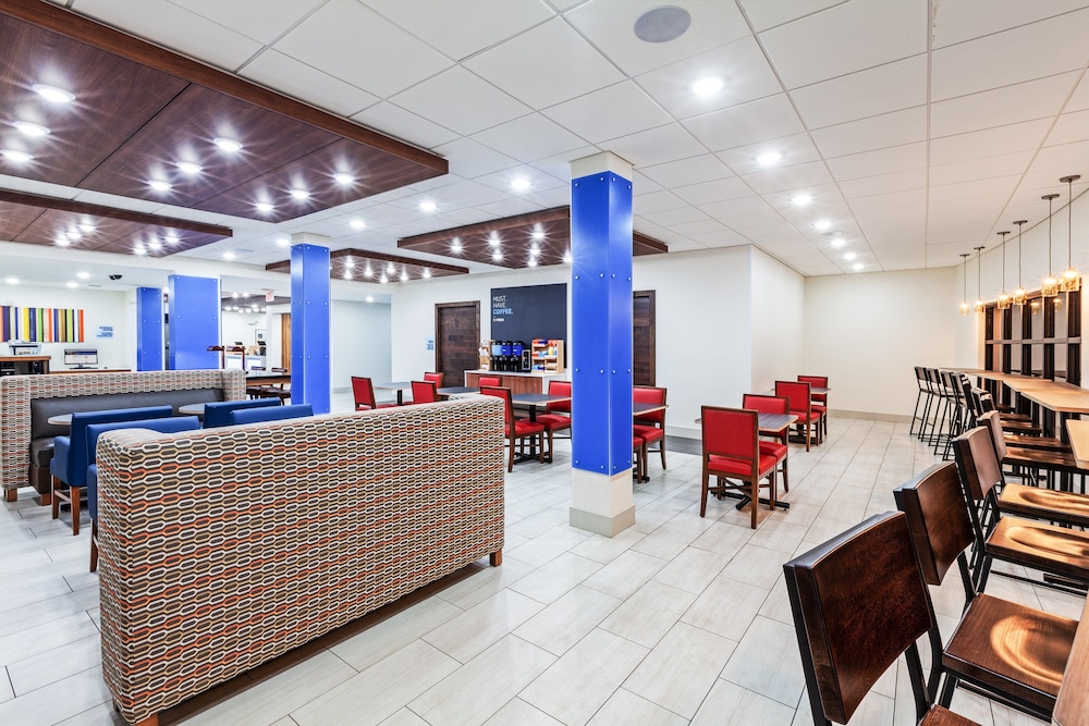 Holiday Inn Express & Suites Sealy by IHG - photo 16