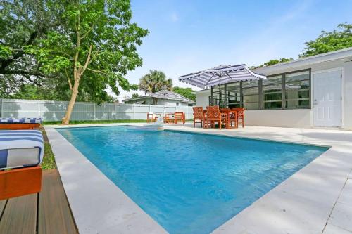 Charming 4BR Oasis with Saltwater Pool and Parking — hotel in North Miami