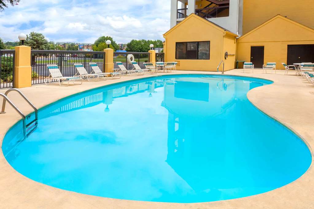 Super 8 by Wyndham Pigeon Forge Dollywood Lane - photo 4