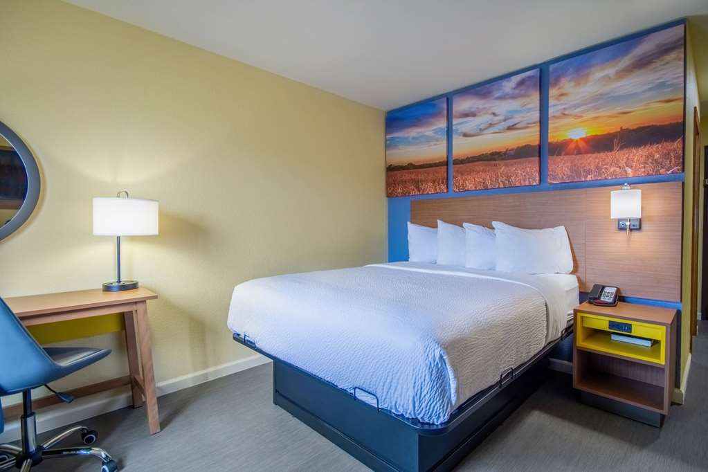 Days Inn & Suites by Wyndham Waterloo - photo 17