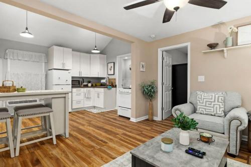 Bumble Bee Cottage Quiet comfort for 2 — 4-Star Luxury Hotel in Peoria, United States