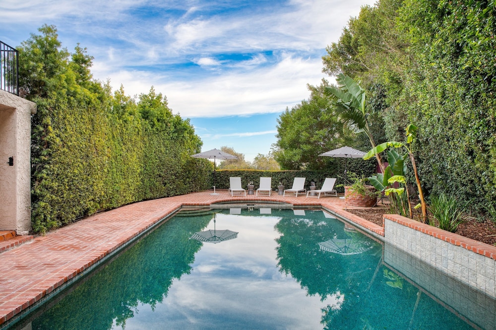 Dume Point by Avantstay Tennis Pool in Malibu in Malibu, United States