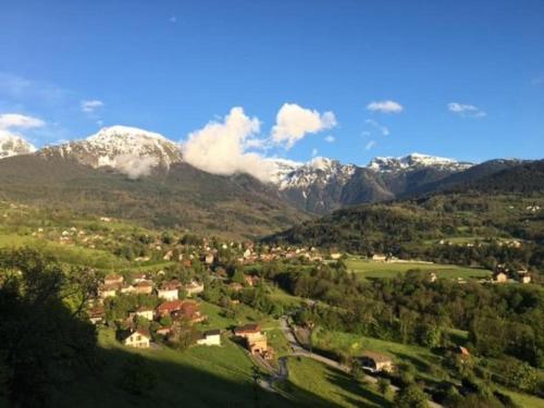 Grand Gites 6 Personnes Uriage Chamrousse Grenoble — hotel in Revel