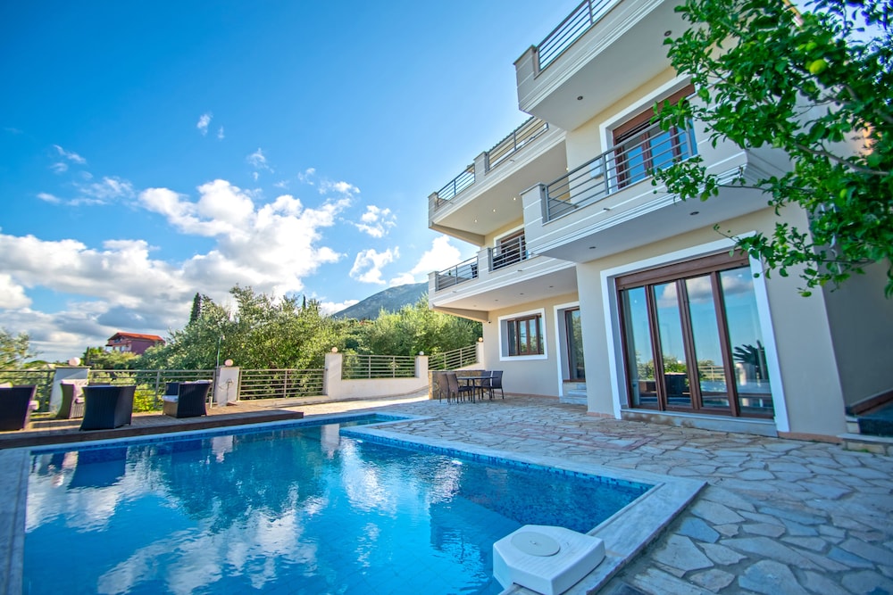 Artemis Oasis Villa — 4-Star Luxury Hotel in Zakynthos, Greece