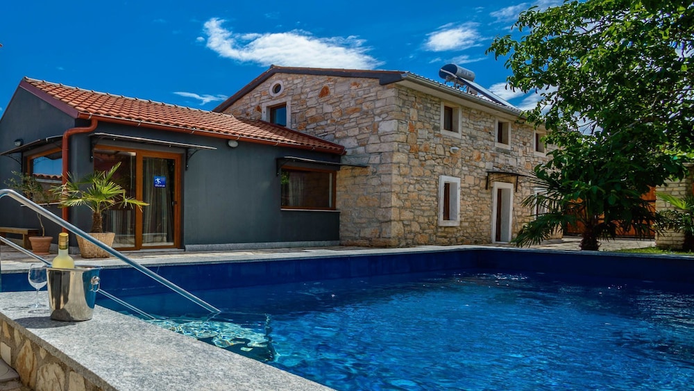 Villa Lucia — 4-Star Luxury Hotel in Marcana, Croatia