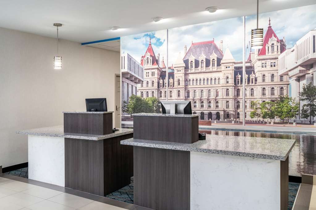 La Quinta Inn & Suites by Wyndham Latham Albany Airport - photo 3