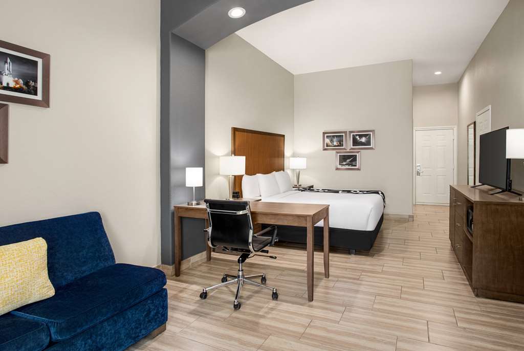 La Quinta Inn & Suites by Wyndham Brownsville North - photo 35
