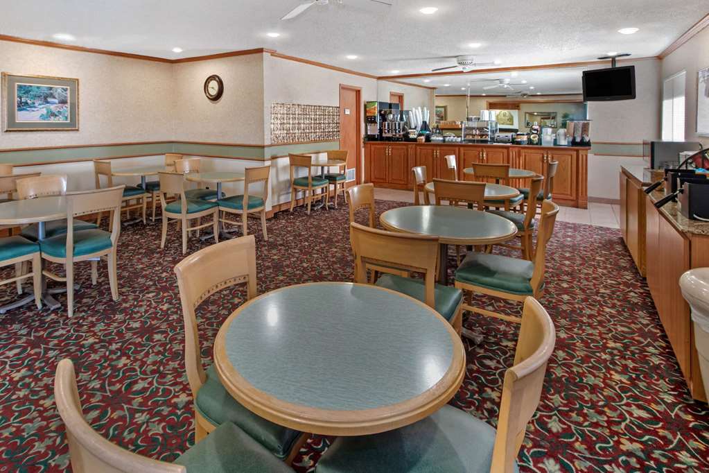 La Quinta Inn & Suites by Wyndham Albuquerque Journal Ctr NW - photo 32