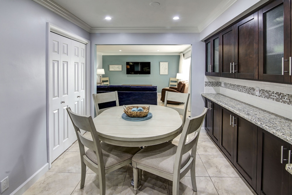 May Dee Suites - photo 11