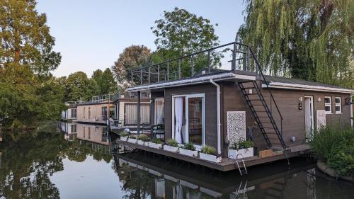 Tamanzi Taggs floating home on idyllic island — 4-Star Luxury Hotel in Hampton, United Kingdom