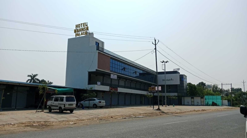 Hotel Mahnsh Palace in Anand, India