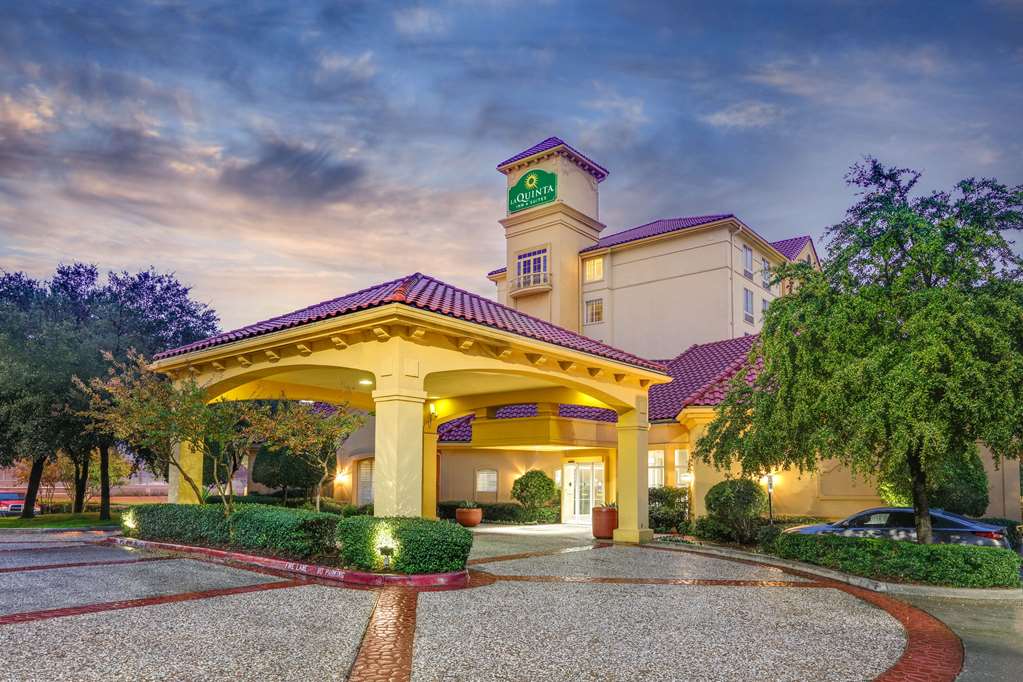 La Quinta Inn & Suites by Wyndham Dallas North Central - photo 2