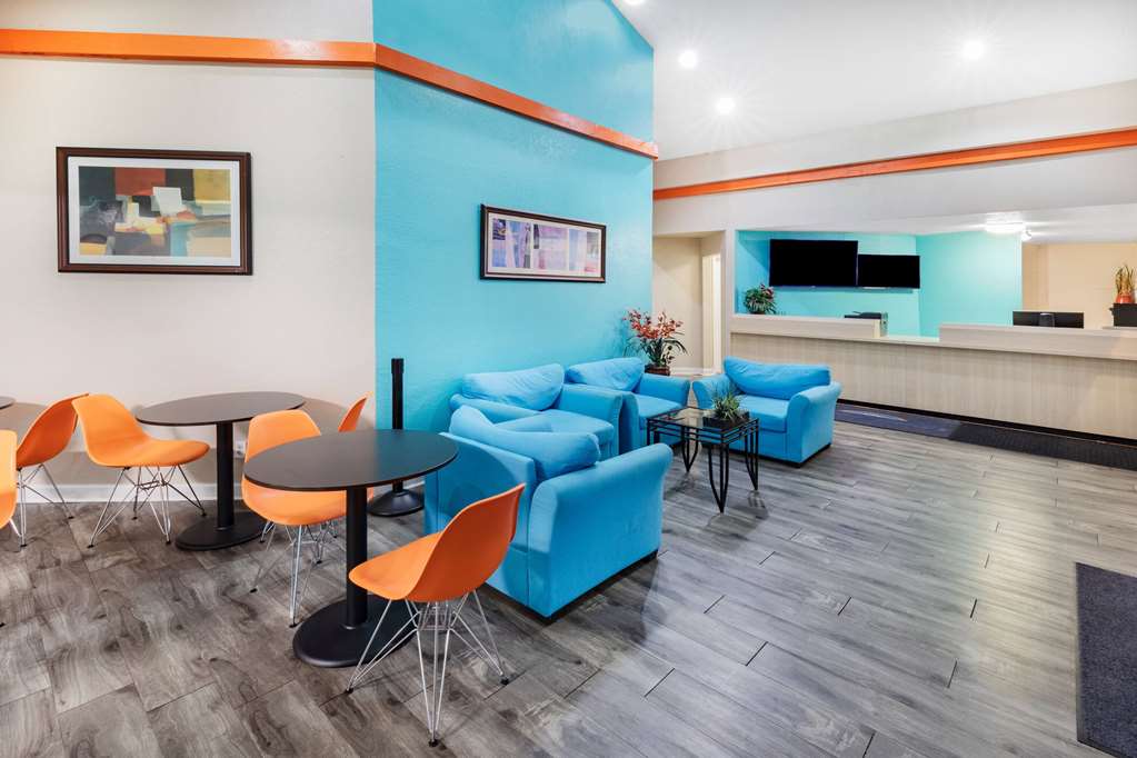 Howard Johnson by Wyndham Houston Hobby Airport - photo 8