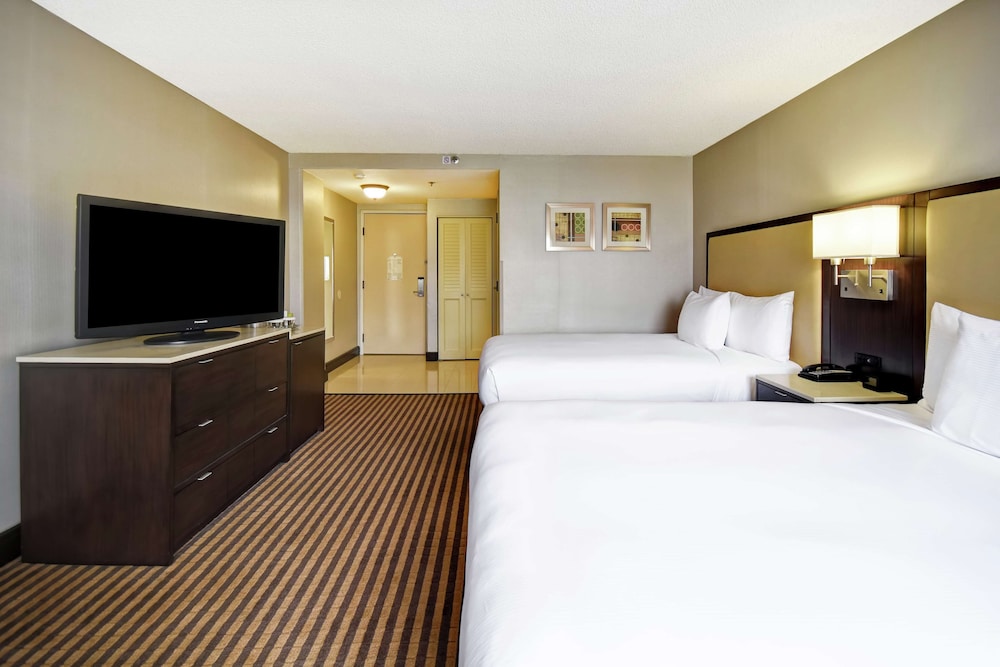 DoubleTree by Hilton Hotel Pleasanton at the Club - photo 16
