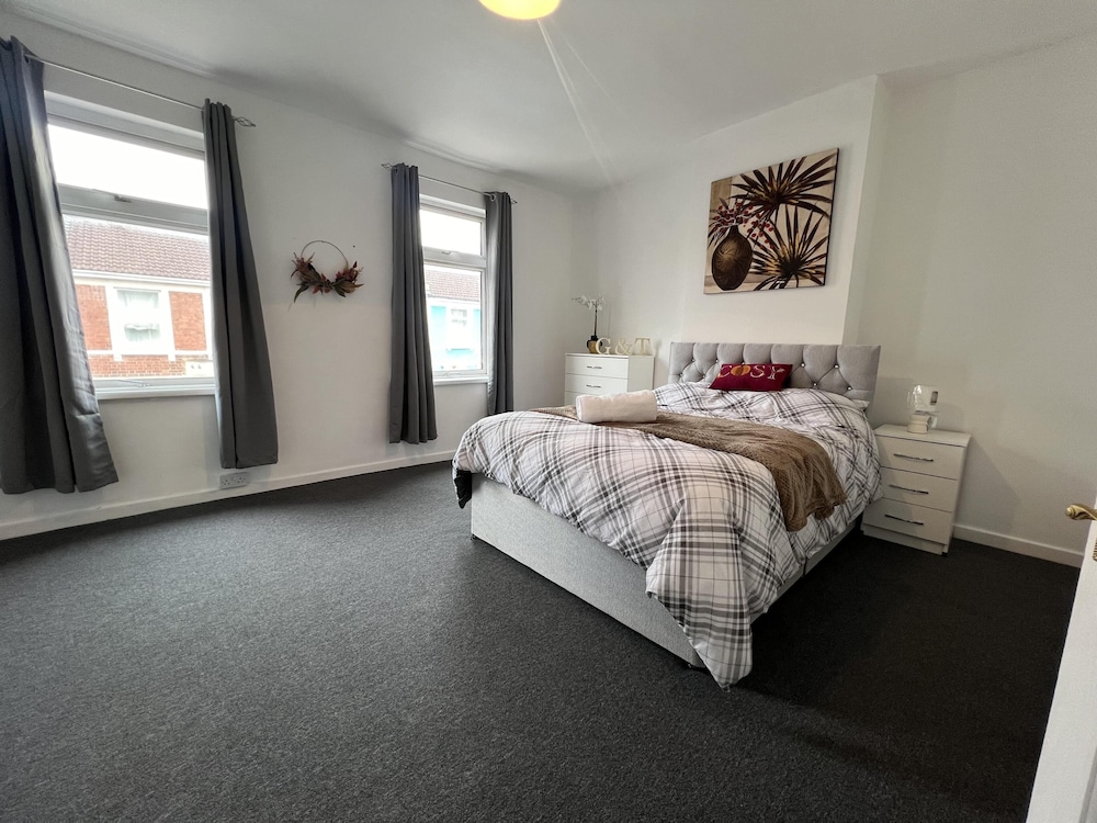 Bristol 4 Beds Sleeps 7 For Groups Garden