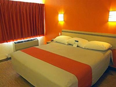 Motel 6 West - photo 2