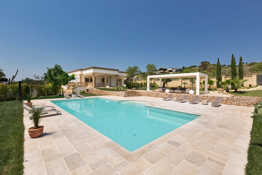 Villa Loran — 4-Star Luxury Hotel in Parabita, Italy