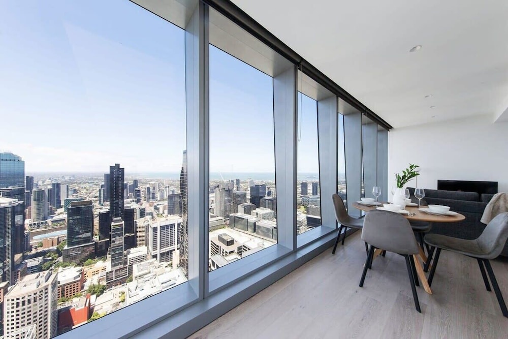 A 2BR Apt with Stunning City Views FREE Parking — 4-Star Luxury Hotel in Melbourne, Australia