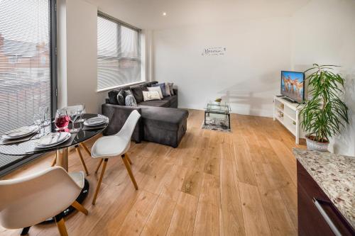 Modern & spacious 2 bed flat with secure parking
