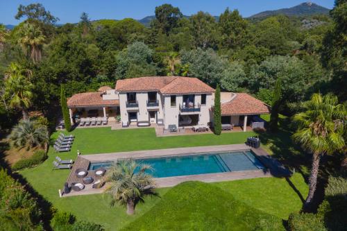 Luxueuse Villa vue mer avec piscine Golfe de St Tropez 14 personnes — 4-Star Luxury Hotel in Grimaud, France