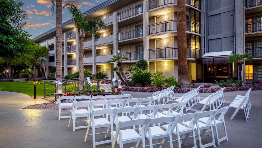 Holiday Inn & Suites Phoenix Airport North by IHG - photo 54